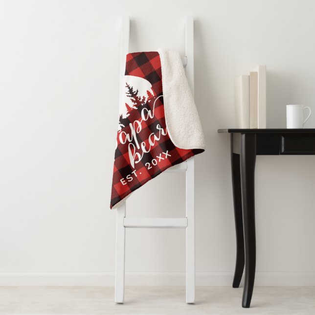 Couverture Sherpa Flanel d'ours rouge et noir russe personnalisé (En situation)