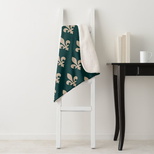 Couverture Sherpa Fleur de Lis Motif, Royal French Creative on Green (En situation)