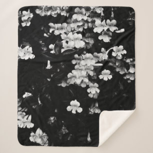 Couverture Sherpa Fleurs de trompette (noir et blanc)