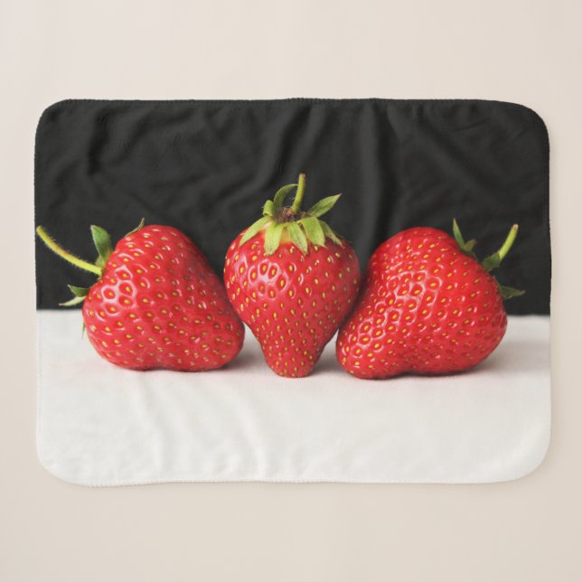 Couverture Sherpa Fraises Sur Noir Sur Blanc Sbcnm (Devant (Horizontal))
