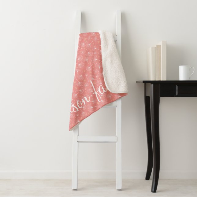 Couverture Sherpa Ginkgo Feuille Blanc Et Corail Famille Monogramme (En situation)