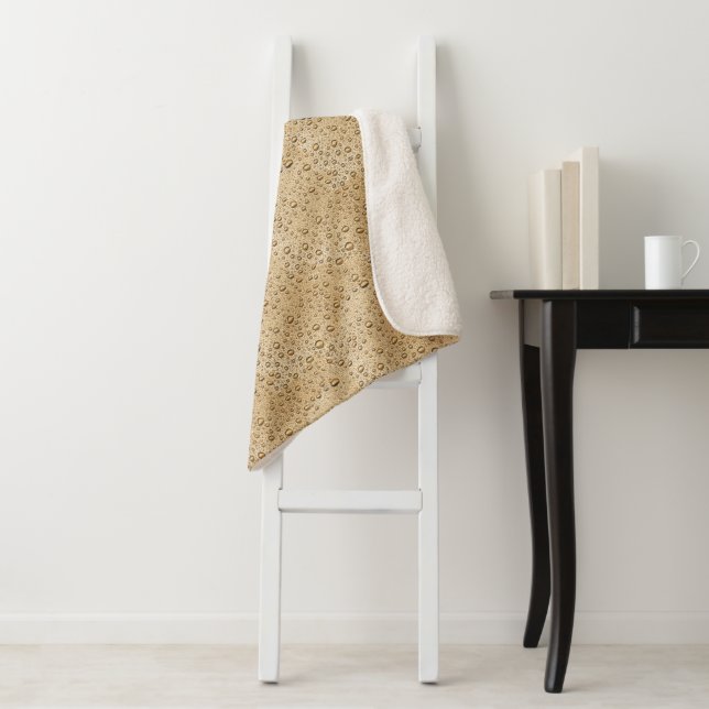 Couverture Sherpa gouttelettes d'eau d'or (En situation)
