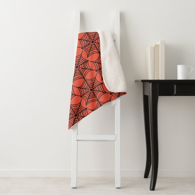 Couverture Sherpa Halloween Spider Webs sur Orange (En situation)