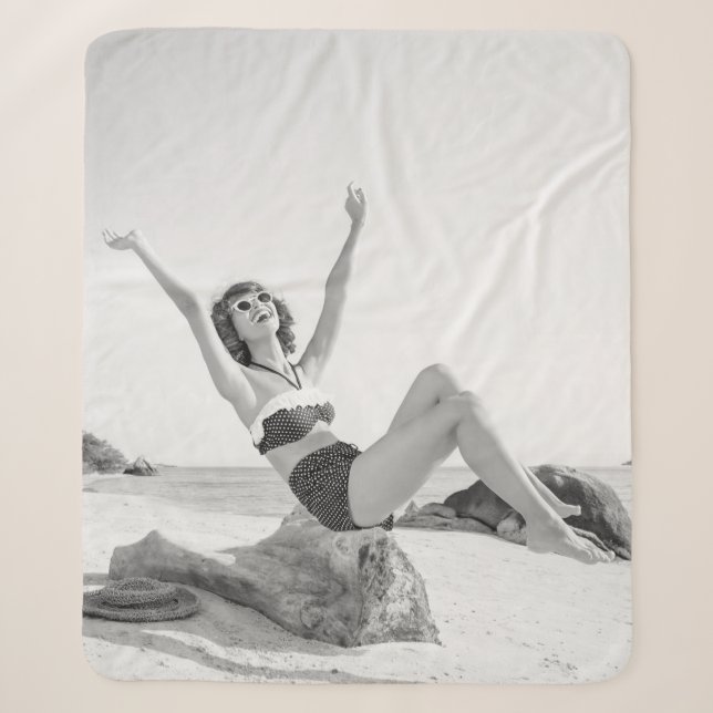 Couverture Sherpa Jeune femme attirante en bikini sur la plage (Devant)
