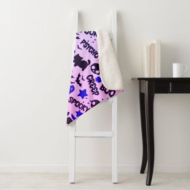 Couverture Sherpa Jolie et amusante Halloween violet, bleu et noir (En situation)