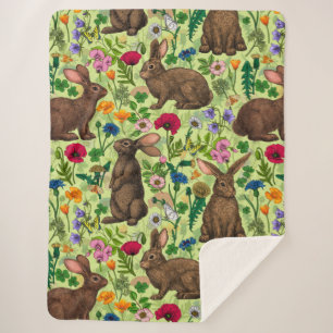 Couverture Sherpa Lapins et fleurs sauvages sur le vert miel