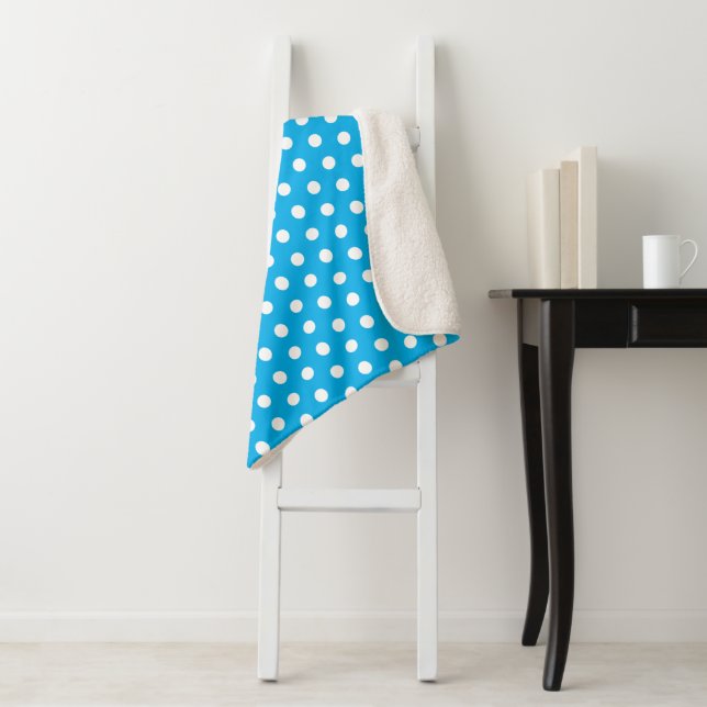 Couverture Sherpa Light Blue and White Polka Dots  (En situation)