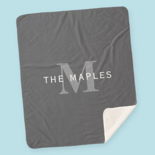 Couverture Sherpa Monogramme et nom gris foncé moderne