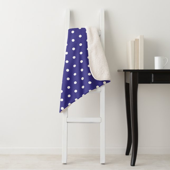 Couverture Sherpa Motif à points Polka bleu et blanc (En situation)