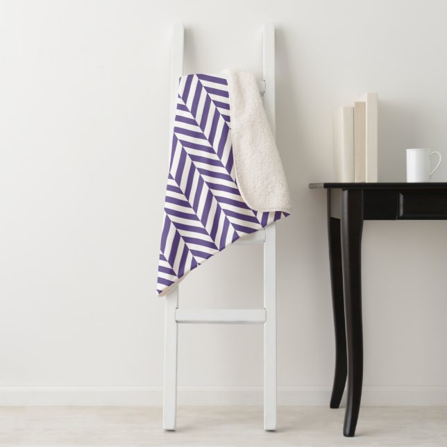 Couverture Sherpa Motif Chevron Purple Herringbone (En situation)