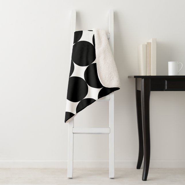 Couverture Sherpa Motif de cercle géométrique noir blanc rétro (En situation)