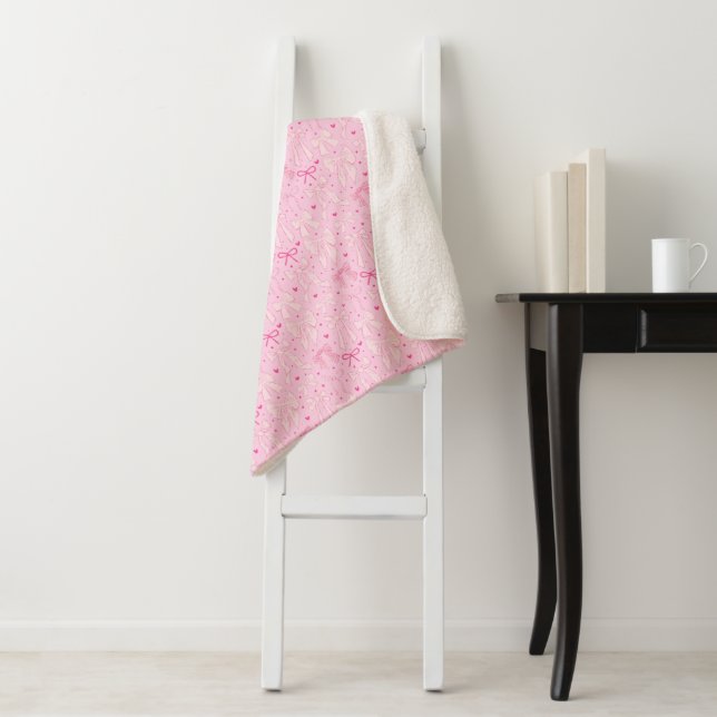 Couverture Sherpa Motif des vaches et des coeurs roses (En situation)