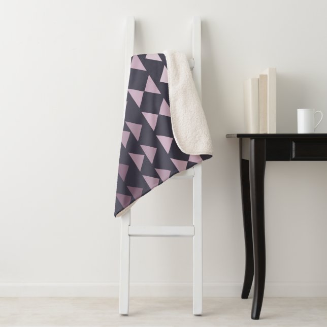 Couverture Sherpa Motif triangle géométrique Ombre violet (En situation)