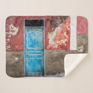 Couverture Sherpa Mur coloré avec porte bleue