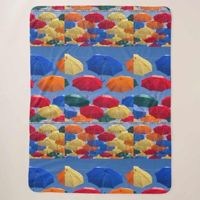 Couverture Sherpa Parapluies colorées dans le ciel bleu orange rouge (Devant)