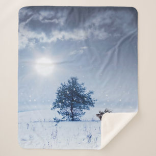 Couverture Sherpa Paysage d'hiver de couleur bleue. Arbre solitaire