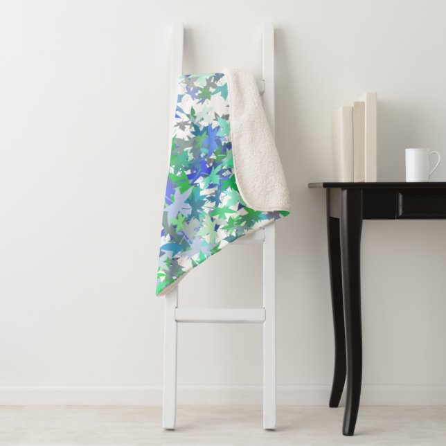 Couverture Sherpa Pépinière de forêt bleu vert feuille grise motif f (En situation)