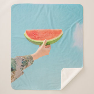 Couverture Sherpa Personne tenant de la pastèque tranchée