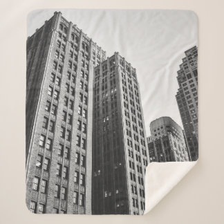 COUVERTURE SHERPA PHOTOGRAPHIE GRAYSCALE À FAIBLE ANGLE DE LA BÂTIME