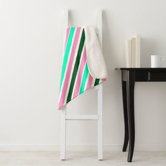Couverture Sherpa Pink and Green Christmas Candy Stripes  (En situation)