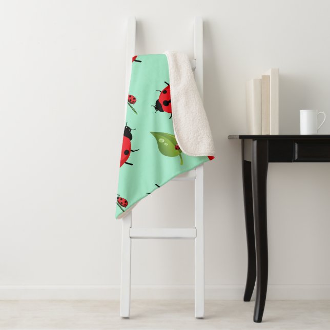 Couverture Sherpa Pneuka rouge mignon point Ladybug fleur été Fille (En situation)