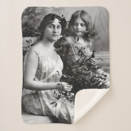 Couverture Sherpa Timeless Portrait of Mother and Daughter 