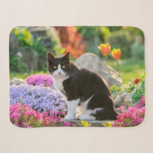 Couverture Sherpa Un joli chat noir blanc dans un jardin fleuri colo