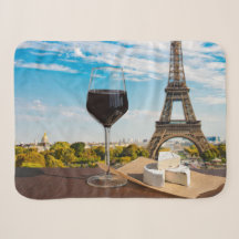 Verre de vin au brie sur la tour Eiffel