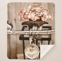 Vieux vélo et fleurs flou dans le processus arrièr