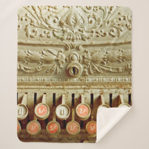 Couverture Sherpa Vintage cash register, covered in dust and cobweb