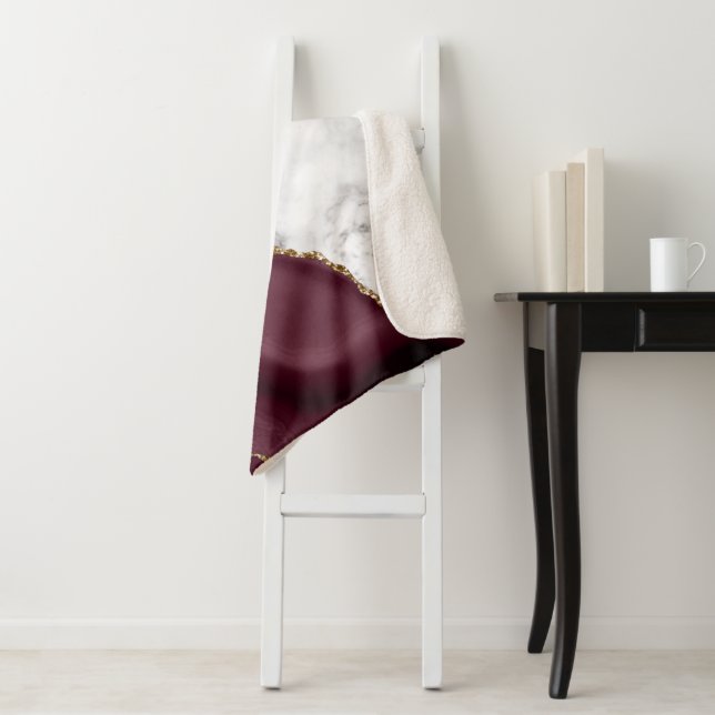 Couverture Sherpa White Marble Burgundy Agate Gold Glitter (En situation)