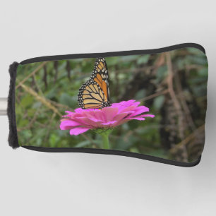 Couvre-club De Golf Papillon Monarque sur une jolie fleur rose Zinnia