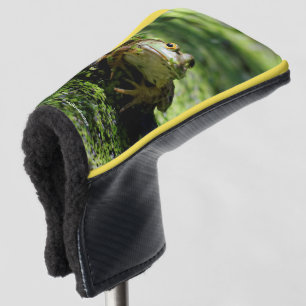 Couvre-club De Golf Une jolie grenouille verte frappe un pot sur le tu