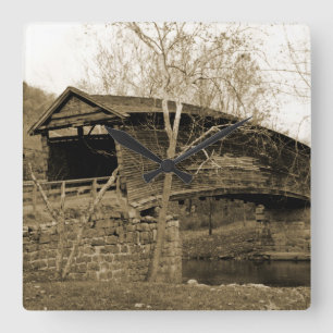 Covered Bridge Quadratische Wanduhr