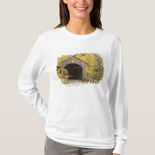 Covered bridge, Vermont, USA 2 T-Shirt (Vorderseite)