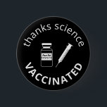 Covid-19 dank Science Black Button<br><div class="desc">Zeigen Sie Wissenschaft und Dankbarkeit Ihre Anerkennung für die Impfung gegen Covid-19 mit diesem unterhaltsamen schwarzen Knopf mit einer Nadel-Spritze und einer Impfflasche mit dem Etikett "Peace Out Covid-19". Sie können die "dank Wissenschaft" und "geimpften" Nachrichten sowie den Text auf der Flasche anpassen.</div>