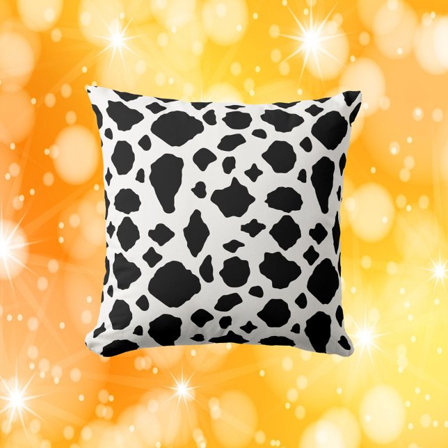 Cow Print Pattern Black and White Kissen (A throw pillow with a black and white cow pattern)