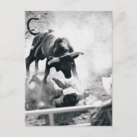 Cowboy auf dem Boden nach dem Absturz des Stiers