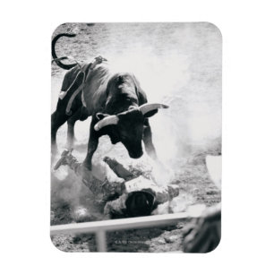 Cowboy auf dem Boden, nachdem weg fallen Stier Magnet