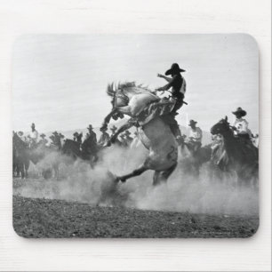 Cowboy auf einem sträubenden wilden Pferd Mousepad