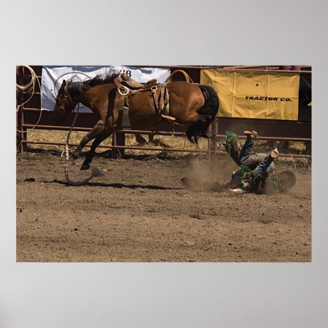 Cowboy bekommt einen Kick aus dem Bronc-Rennen Poster (Vorne)