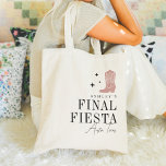 Cowboy Boot Final Fiesta Junggeselinnen-Abschied Tragetasche<br><div class="desc">Herzlich willkommen zu Ihrem Junggeselinnen-Abschied- oder Mädchenwochenende mit diesen niedlichen personalisierten Taschen. Das Design zeichnet sich durch einen staubigen,  rosa Cowboy-Stiefel aus,  flankiert von winzigen Sternen. Der Name der Braut "Final Fiesta" und Ihr Ziel (mit Austin,  Texas gezeigt) sind rechts in klassischen Serifenschriften ausgerichtet.</div>