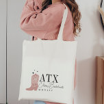 Cowboy Boot Personalisiert Austin Junggeselinnen-A Tragetasche<br><div class="desc">Herzlich willkommen zu Ihrem Junggeselinnen-Abschied- oder Mädchenwochenende mit diesen niedlichen personalisierten Taschen. Das Design verfügt über einen staubigen, rosa Cowboy-Stiefel in der Rose, flankiert von winzigen Sternen, wobei Ihr Ziel (mit ATX für Austin, Texas gezeigt) an den links in klassischen Serifenschriften ausgerichtet ist. Fügen Sie Ihren Namen oder Veranstaltungsnamen in...</div>