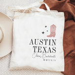 Cowboy Boot Personalisierter Junggeselinnen-Abschi Tragetasche<br><div class="desc">Herzlich willkommen zu Ihrem Junggeselinnen-Abschied- oder Mädchenwochenende mit diesen niedlichen personalisierten Taschen. Das Design verfügt über einen staubigen, rosa Cowboy-Stiefel in der Rose, flankiert von winzigen Sternen. Ihr Ziel (mit Austin, Texas gezeigt) ist rechts in klassischen Serifenschriften ausgerichtet. Fügen Sie Ihren Namen oder Veranstaltungsnamen in handgeschriebenem kursiven Skript hinzu, sowie...</div>