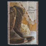 Cowboy Boots und Lace Country Western Hochzeit Decke<br><div class="desc">Personalisieren Sie die charmanten Cowboy Stiefel und Lace Country Western Wedding Throw mit den Namen der Braut und Bräutigam und Heirat-Zeremonie Datum zu schaffen, um eine persönliche Verlobung, Brautparty oder halten Sake Hochzeit Geschenk. Diese rustikale, schicke Hochzeitsdecke aus Western zeigt ein malerisches Blumenfoto mit braunen Lederkuchenstiefeln, getrockneten, weißen Hydrangea-Blume-Blüten, weißem...</div>