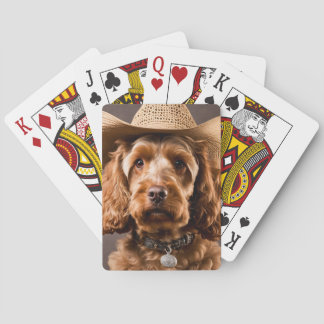 Cowboy casquette portant des cartes à jouer