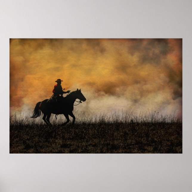 Cowboy, der die Feuerlinie eines Prairenbranns rei Poster (Vorne)
