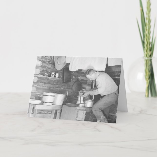 Cowboy, der Kaffee innerhalb des bunkhouse macht Karte (Vorderseite)