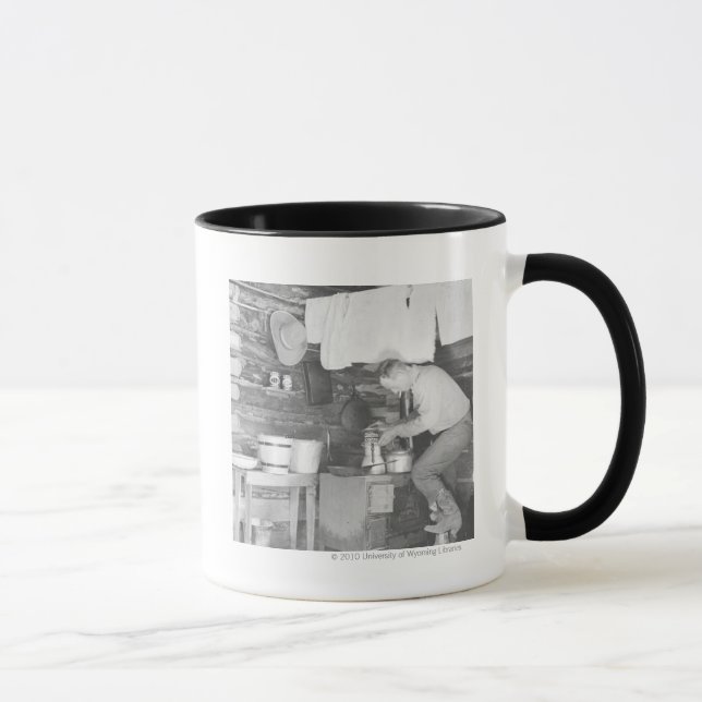 Cowboy, der Kaffee innerhalb des bunkhouse macht Tasse (Rechts)