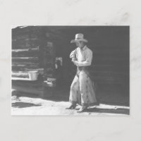 Cowboy, der von einer Peter Pan-Erdbutter-Dose iss